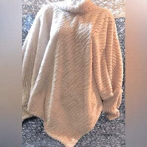 Poncho. Cowl neck. Off white. Fleece